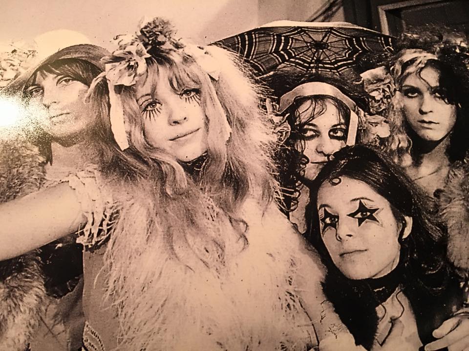 Σχεδόν στο μέσο του καρέ η Πάμελα. Γύρω της, άλλες γκρούπι