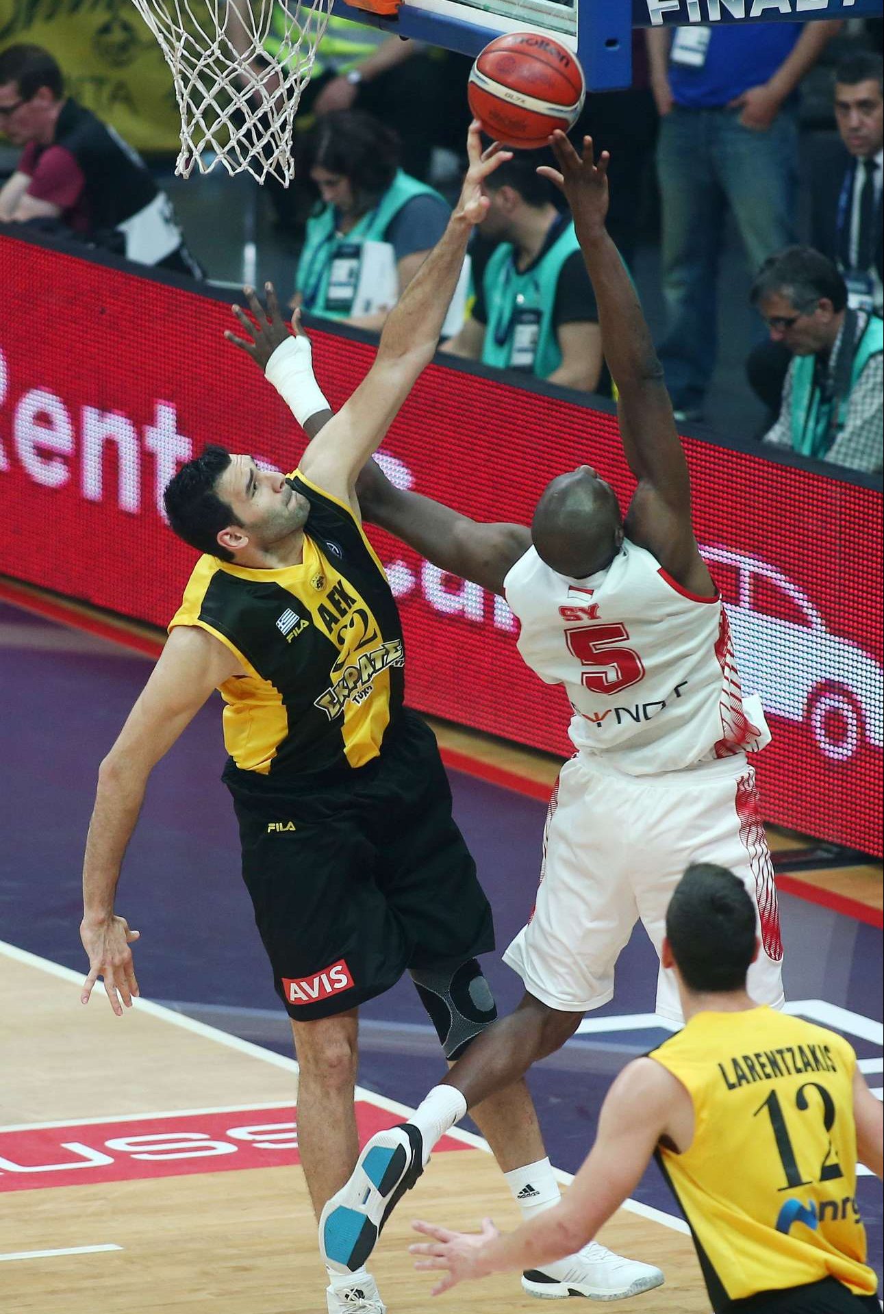 Ο Μαυροειδής σταματά το σουτ του Σι