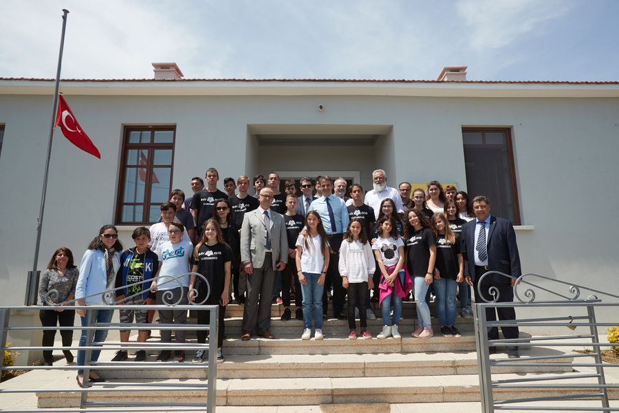 Ο Κυριάκος Μητσοτάκης φωτογραφίζεται με μαθητές και μαθήτριες του Σχολείου των Αγ. Θεοδώρων Ίμβρου, (ΑΠΕ-ΜΠΕ/ΓΡΑΦΕΙΟ ΤΥΠΟΥ ΝΕΑΣ ΔΗΜΟΚΡΑΤΙΑΣ/ΔΗΜΗΤΡΗΣ ΠΑΠΑΜΗΤΣΟΣ)