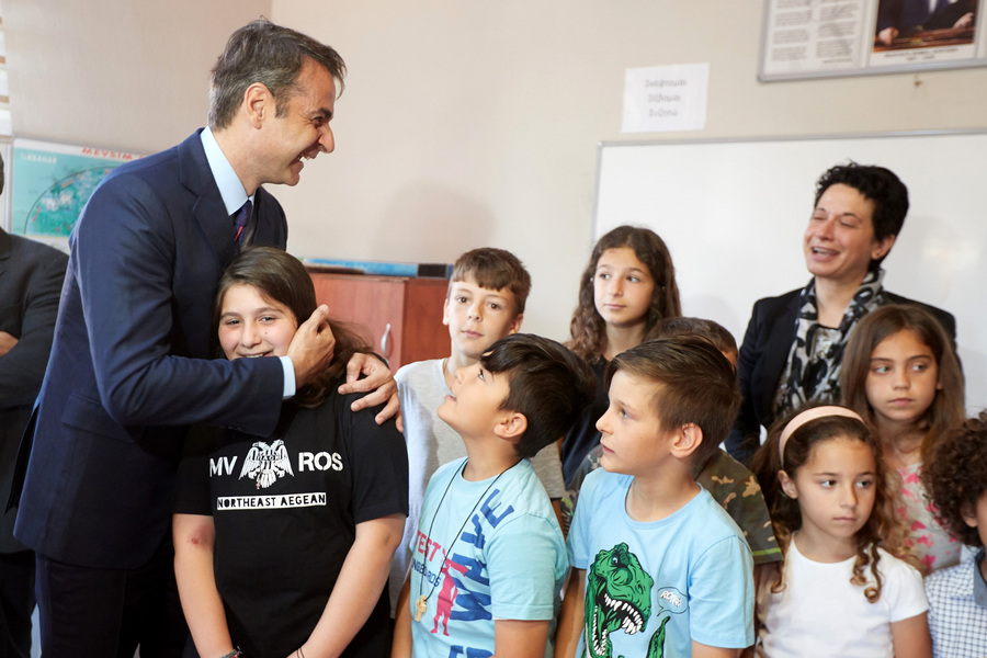 μαθητές του σχολείου με τον πρόεδρο της ΝΔ (ΑΠΕ-ΜΠΕ/ΓΡΑΦΕΙΟ ΤΥΠΟΥ ΝΕΑΣ ΔΗΜΟΚΡΑΤΙΑΣ/ΔΗΜΗΤΡΗΣ ΠΑΠΑΜΗΤΣΟΣ)