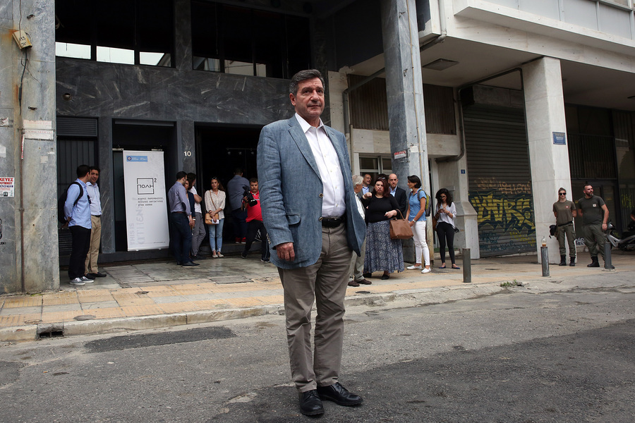 Ï äÞìáñ÷ïò Áèçíáßùí Ãéþñãïò Êáìßíçò óôçí áêáôïßêçôç êáé ãéá áõôü õðïâáèìéóìÝíç ðëáôåßá ÈåÜôñïõ ðñéí íá ðáñïõóéÜóåé óå óõíÝíôåõîç Ôýðïõ ôçí ðéëïôéêÞ äñÜóç ÊáôÜóôçìá óôï ÊÝíôñï, ÁèÞíá, ÐÝìðôç 24 ÌáÀïõ 2018. Ç äñÜóç, ðïõ õëïðïéåßôáé óôï ðëáßóéï ôïõ ÐñïãñÜììáôïò ÐÏËDz, ôïõ This is Athens, áöïñÜ óôçí áîéïðïßçóç êëåéóôþí êáôáóôçìÜôùí óôï êÝíôñï ôçò ÁèÞíáò êáé Ý÷åé óôü÷ï íá äþóåé ðíïÞ óôéò õðïâáèìéóìÝíåò ðåñéï÷Ýò ôïõ. Ç ðáñïõóßáóç Ýãéíå óå êëåéóôü êáé ÷ùñßò ñåýìá êáôÜóôçìá óôçí ðëáôåßá ÈåÜôñïõ ðïõ óôÝãáæå êÜðïôå ôï Guru bar. ÁÐÅ-ÌÐÅ/ÁÐÅ-ÌÐÅ/ÏÑÅÓÔÇÓ ÐÁÍÁÃÉÙÔÏÕ