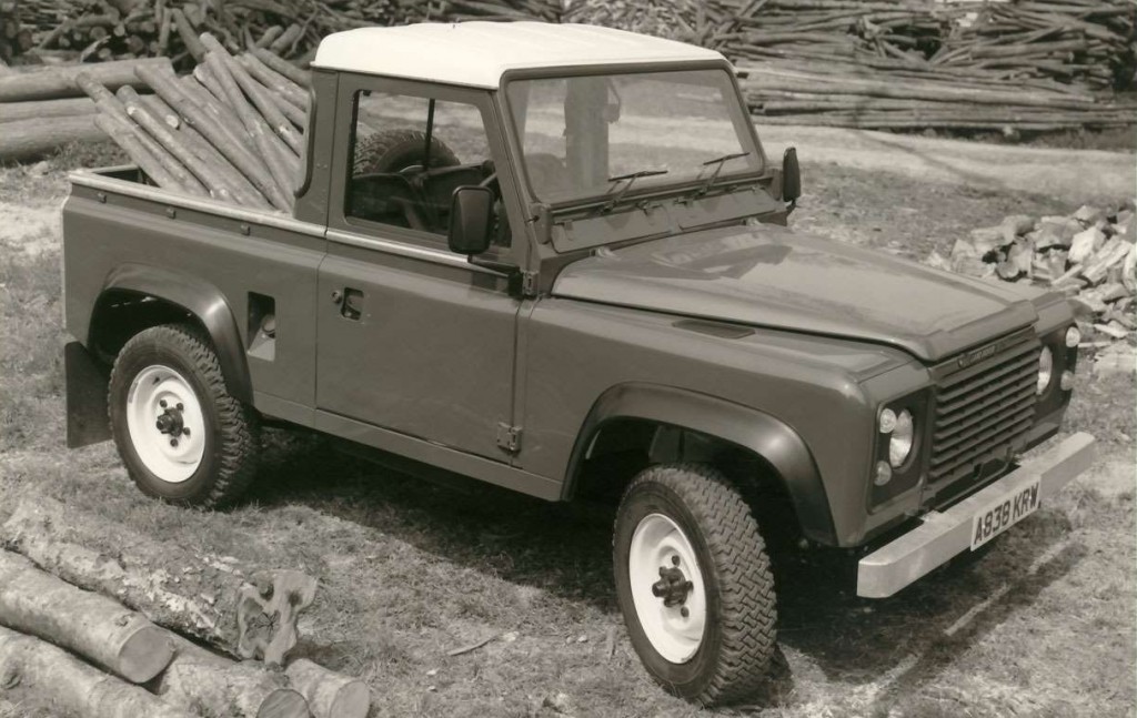 Είναι ένα «κοντό» pick-up Ninety (90), αυτό με τη (χαρακτηριστική, πια) λευκή οροφή