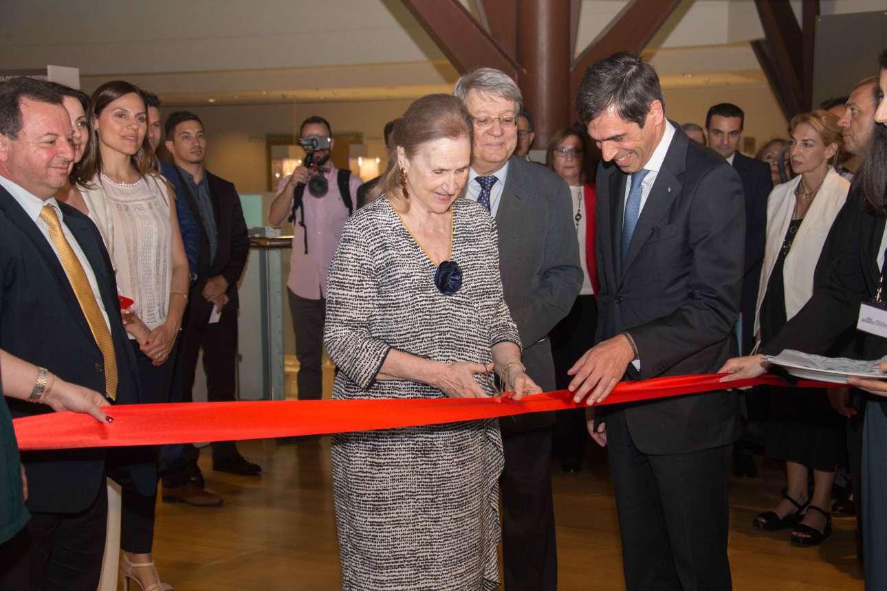 Η Φαλή Βογιατζάκη, Αντιπρόεδρος Δ.Σ. του Μουσείου Γουλανδρή Φυσικής Ιστορίας, ο Γιώργος Γκαζέττας, Καθηγητής στη Σχολή Πολιτικών Μηχανικών του Εθνικού Μετσόβιου Πολυτεχνείου και ο Ερρίκος Μοάτσος, Διευθύνων Σύμβουλος της ΑΧΑ Ελλάδας εγκαινιάζουν την έκθεση