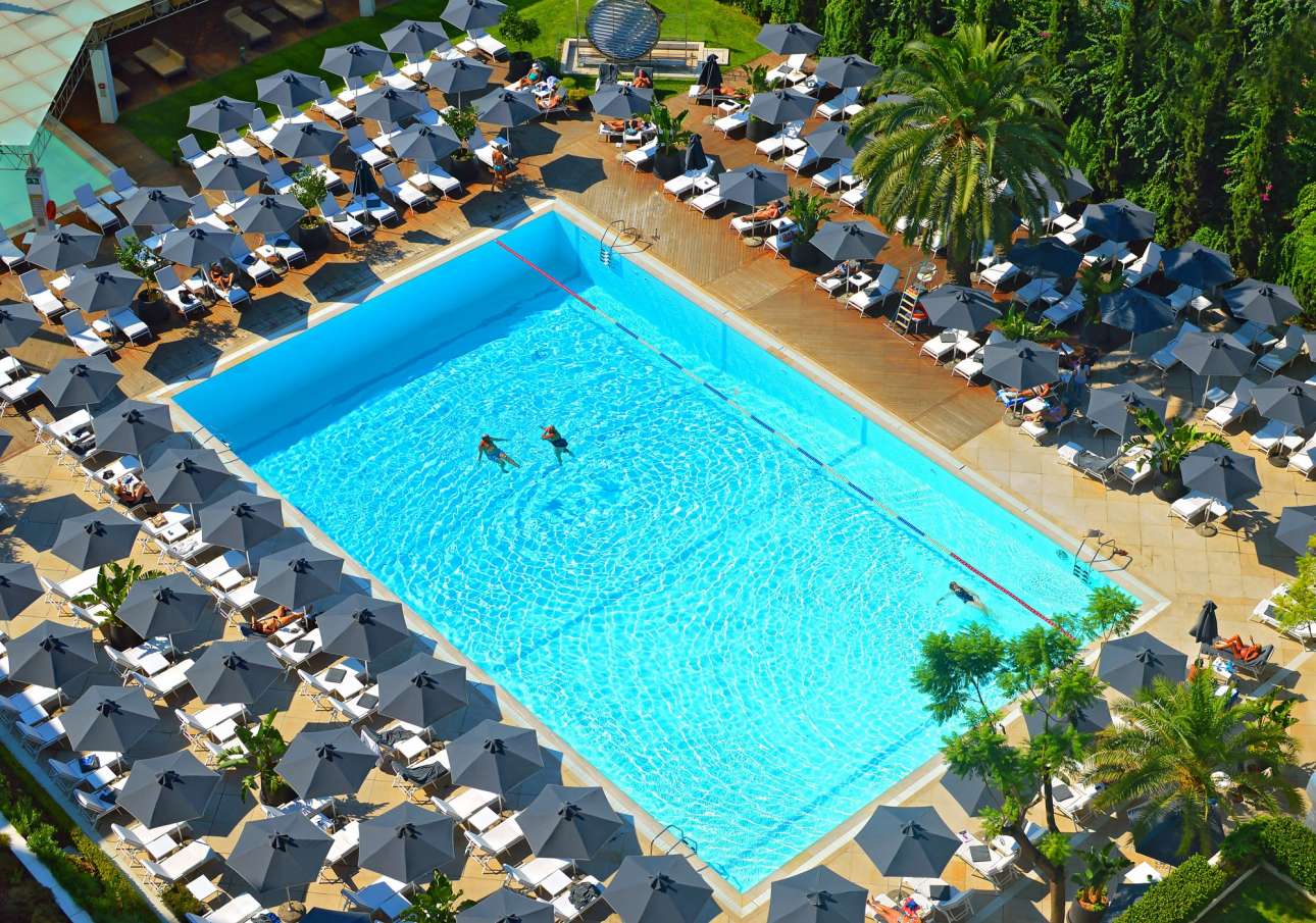 Η πισίνα, από ψηλά (hilton)