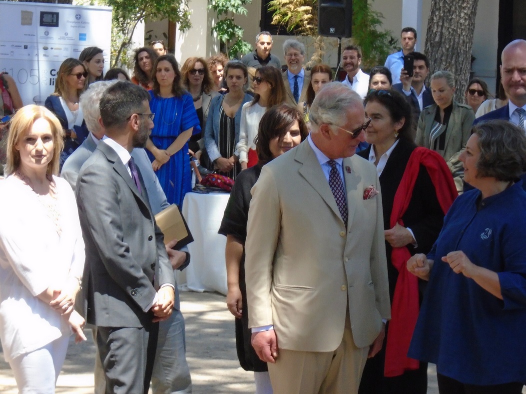 Ο Κάρολος συνομιλεί με προσκεκλημένους