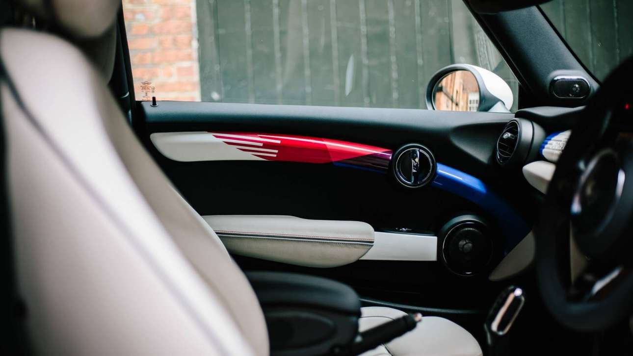 Οι πινελιές της οροφής επαναλαμβάνονται και στο εσωτερικό του