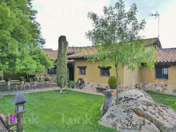 pablo-iglesias-irene-montero-casa-exterior-1