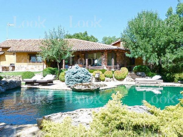 pablo-iglesias-irene-montero-casa-exterior-2