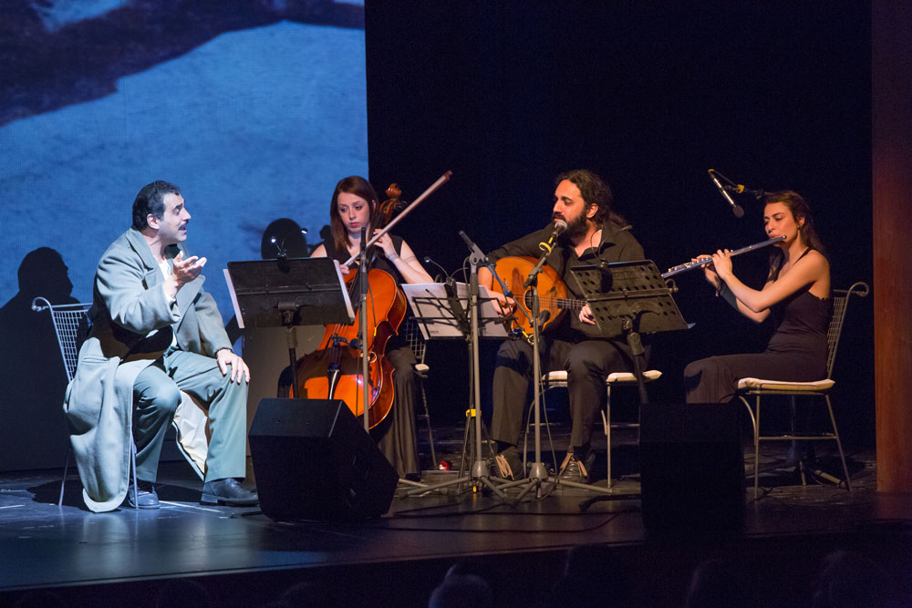 Ο Νεοκλής Νεοκλέους και οι μουσικοί της παράστασης