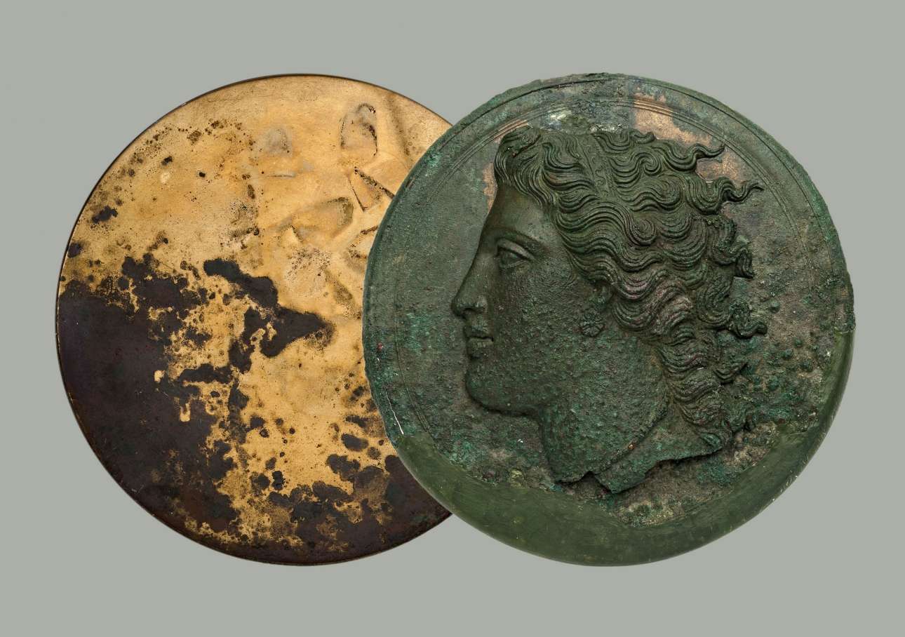 Χάλκινο πτυκτό κάτοπτρο από την Κόρινθο (330-320 π.Χ.) (© ΕΑΜ/ΤΑΠ. Φωτ. Σ. Μαυρομμάτης)