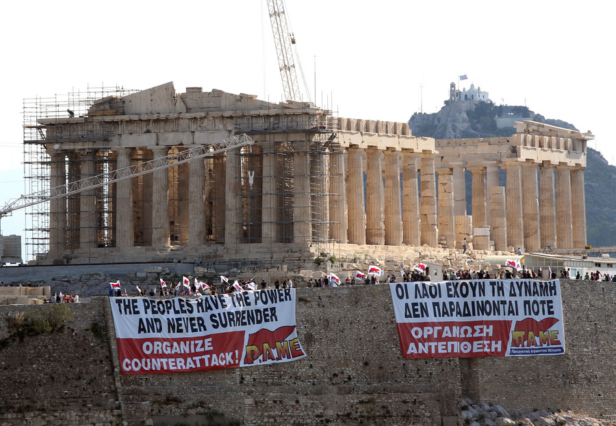 ÌÝëç ôïõ ÐÁÌÅ áíÞñôçóáí óôçí Áêñüðïëç äýï ðáíü óôá åëëçíéêÜ ôá áããëéêÜ ðïõ ãñÜöïõí «Ïé ëáïß Ý÷ïõí ôçí äýíáìç äåí ðáñáäßíïíôáé ðïôÝ , ïñãÜíùóç áíôåðßèåóç ÐÁÌÅ», ÄåõôÝñá 27 Éïõíßïõ 2011.