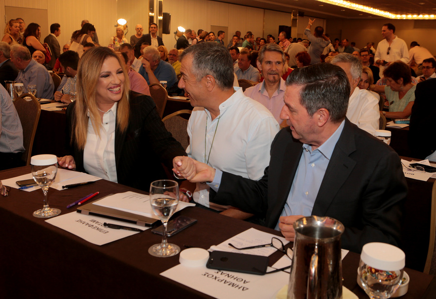 Η πρόεδρος του ΠΑΣΟΚ και Επικεφαλής του Κινήματος Αλλαγής, Φώφη Γεννηματά συνομιλεί με τον Σταύρο Θεοδωράκη και τον Γιώργο Καμίνη στη συνεδρίαση της Κεντρικής Πολιτικής Επιτροπής του Κινήματος Αλλαγής, Κυριακή 3 Ιουνίου 2018. ΑΠΕ-ΜΠΕ/Παντελής Σαίτας