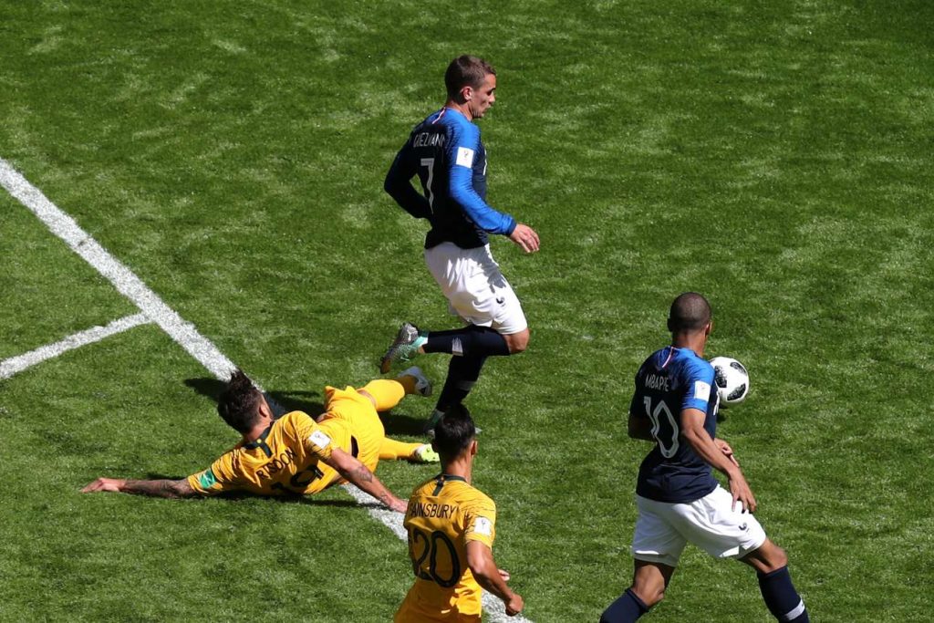 2018-06-16T111624Z_1470737903_RC1524BE1100_RTRMADP_3_SOCCER-WORLDCUP-FRA-AUS