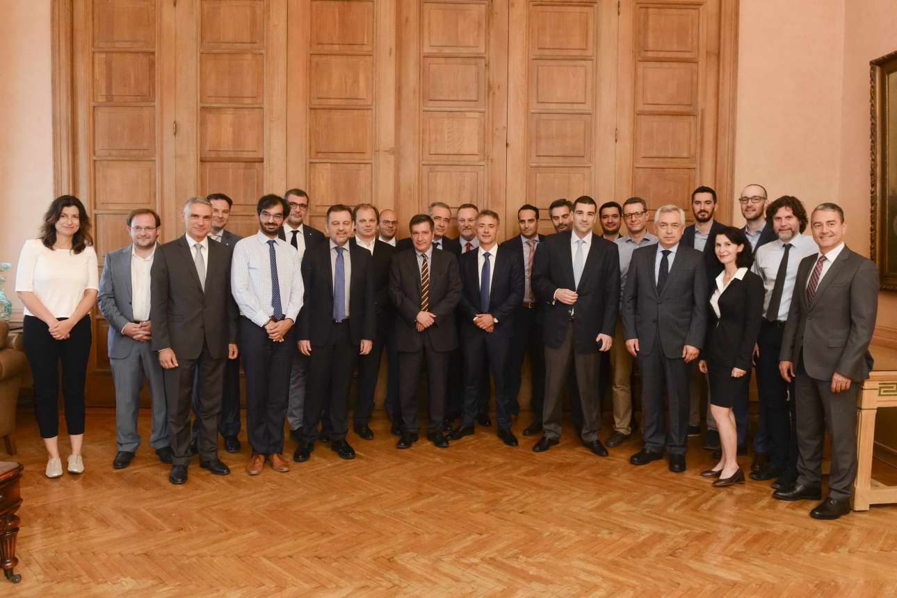 Η αναμνηστική φωτογραφία από τη συνάντηση, με όλους τους συμμετέχοντες (cityofathens.gr)