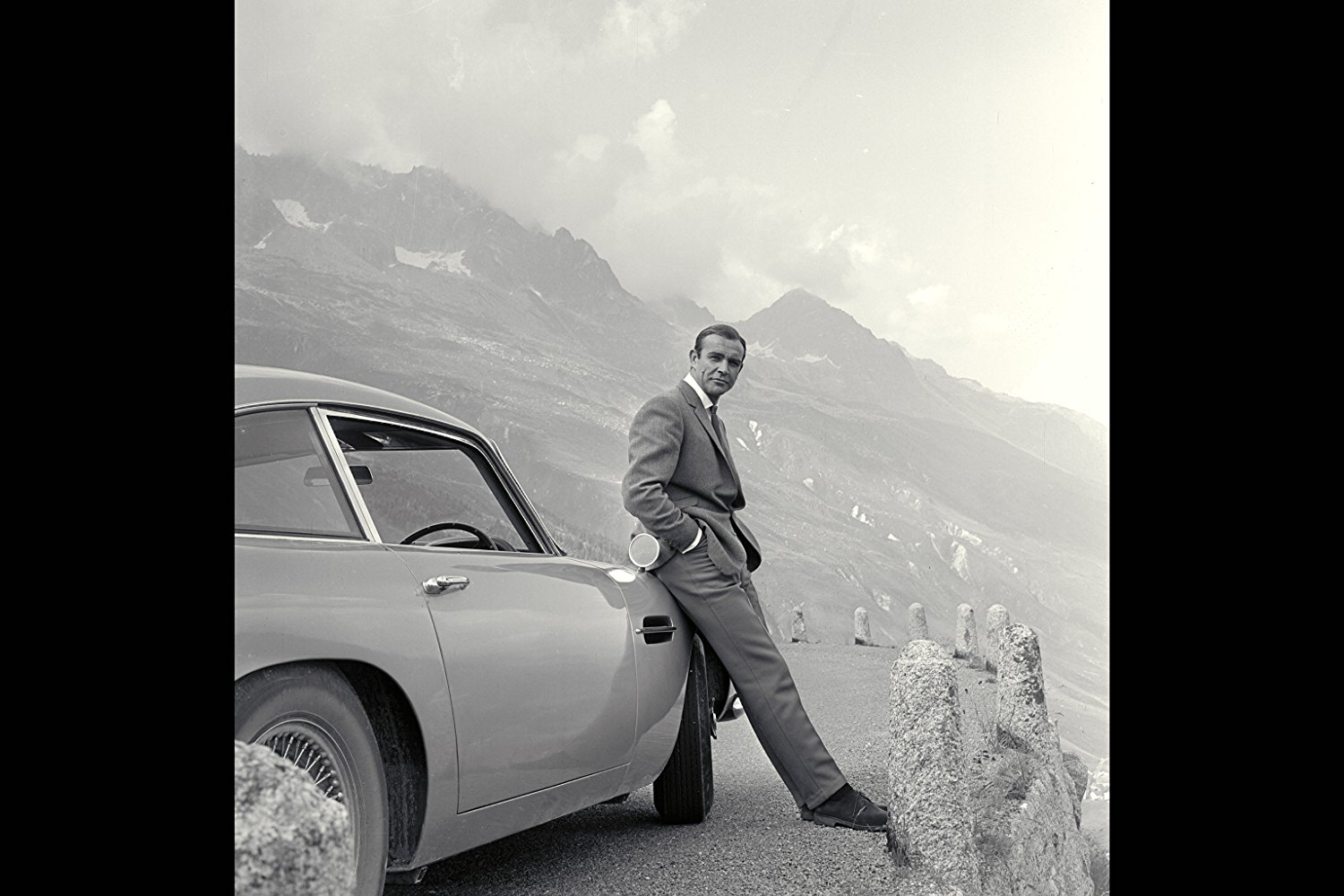 Ο Σον ακουμπά το ειδικό κατασκοπευτικό βάρος του στις λαμαρίνες της θεάς (Goldfinger/Eon Productions)