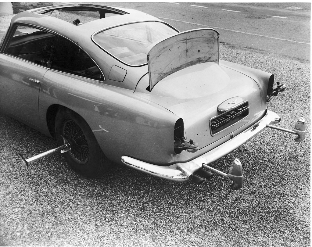 Πόσοι από εμάς δεν θα θέλαμε κάποια από τα γκάτζετ του στα αυτοκίνητά μας! (Goldfinger/Eon Productions)