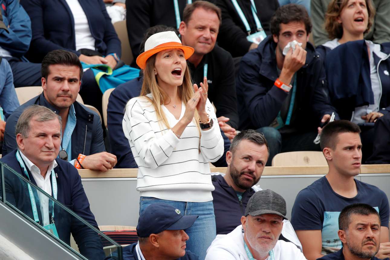 Γελένα Τζόκοβιτς, η σύζυγος. Ηταν εκεί, στο κεντρικό κορτ του Ρολάν Γκαρός για να ενισχύσει όσο μπορούσε τον Νόλε. Μάταια όμως...