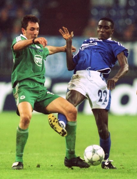 Ο Σωτήρης κυργιάκος και ο Βίκτορ Αγκάλι σε μονομαχία τους στο παιχνίδι Σάλκε - Παναθηναϊκός το 2001 INTIMEnews)