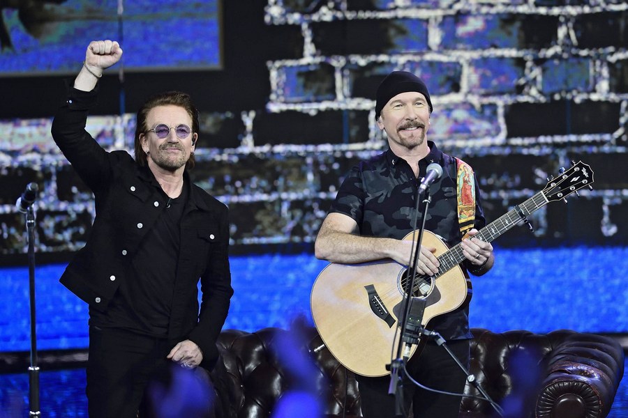 epa06382016 Bono (l) and The Edge (r) of Irish rock band U2 perform at 'Che tempo che fa' TV Show as the show was recorded in Milan, Italy, 07 December 2017 (issued 10 December 2017). EPA/FLAVIO LO SCALZO