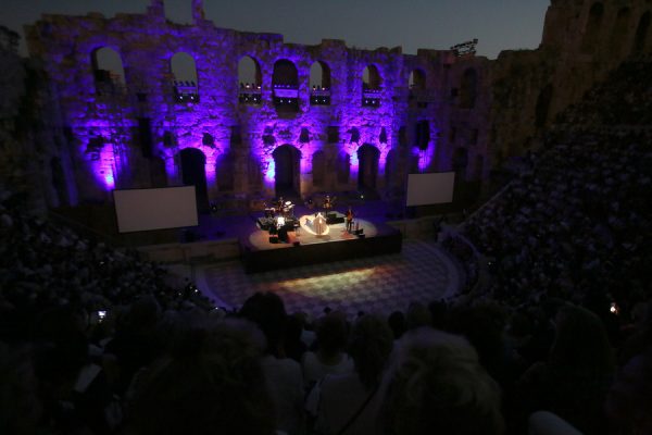 Η Νανά Μούσχουρη τραγουδά στη συναυλία στο Ηρώδειο, μέρος των εσόδων της οποίας θα διατεθεί για τους σκοπούς του Συλλόγου Φίλων (ΑΠΕ-ΜΠΕ/Αλέξανδρος Μπελτές)