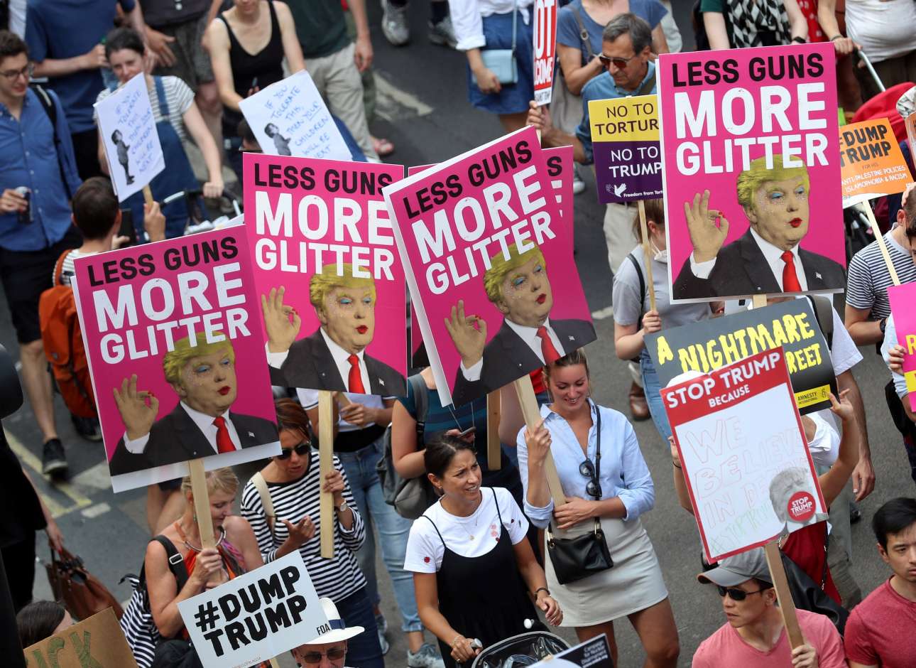 Και προτάσεις για «περισσότερο γκλίτερ και λιγότερα όπλα» (REUTERS/Simon Dawson)