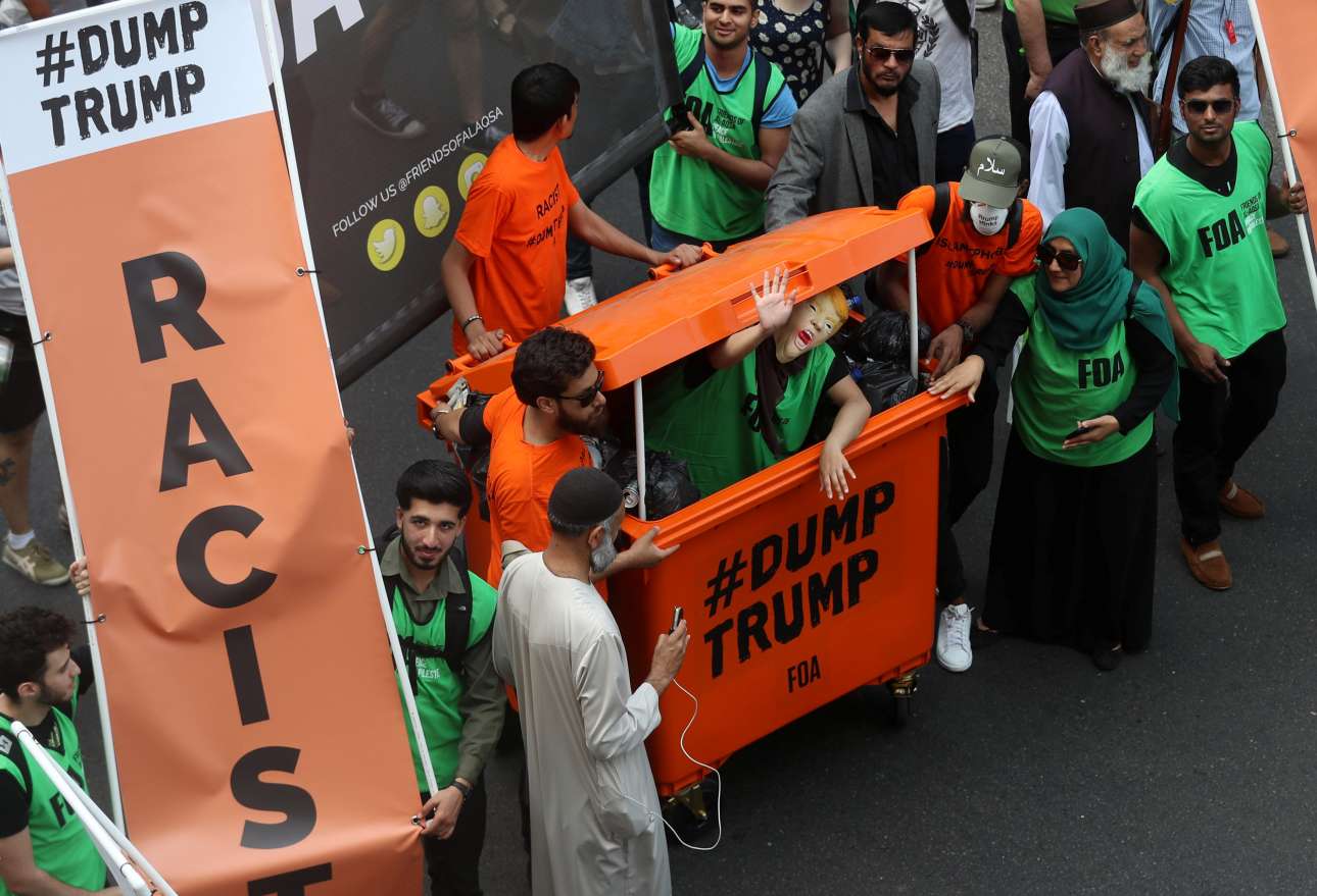 Ηταν φυσικό ότι πολλοί θα αναφέρονταν στον ρατσισμό που έχει επιδείξει ο Τραμπ (REUTERS/Simon Dawson)