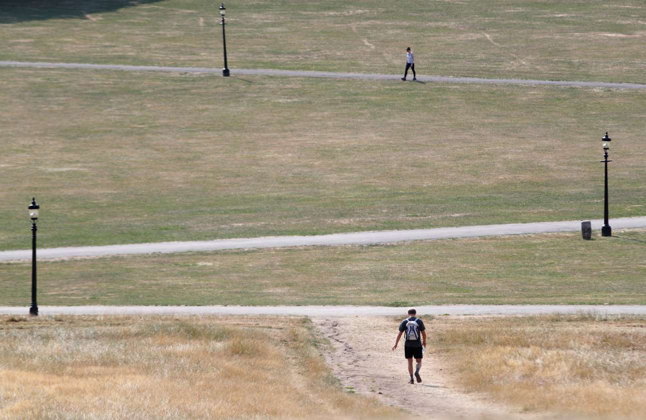 2018-07-27T104118Z_1709866104_RC119E33BED0_RTRMADP_3_BRITAIN-WEATHER