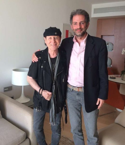 Ο συντάκτης του protagon με τον Κλάους Μάιν (αριστερά)