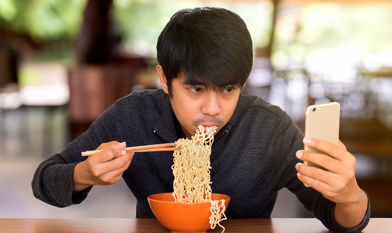 smartphone addiction_617548757sm