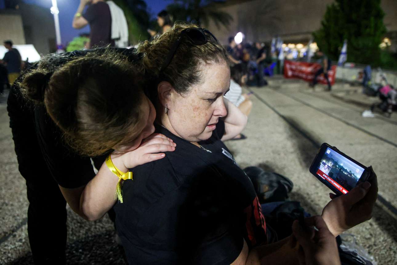 Πολλοί βρίσκονται διαρκώς πάνω από τα κινητά τους, παρακολουθώντας ζωντανά το ταξίδι των αγαπημένων τους πίσω στην πατρίδα