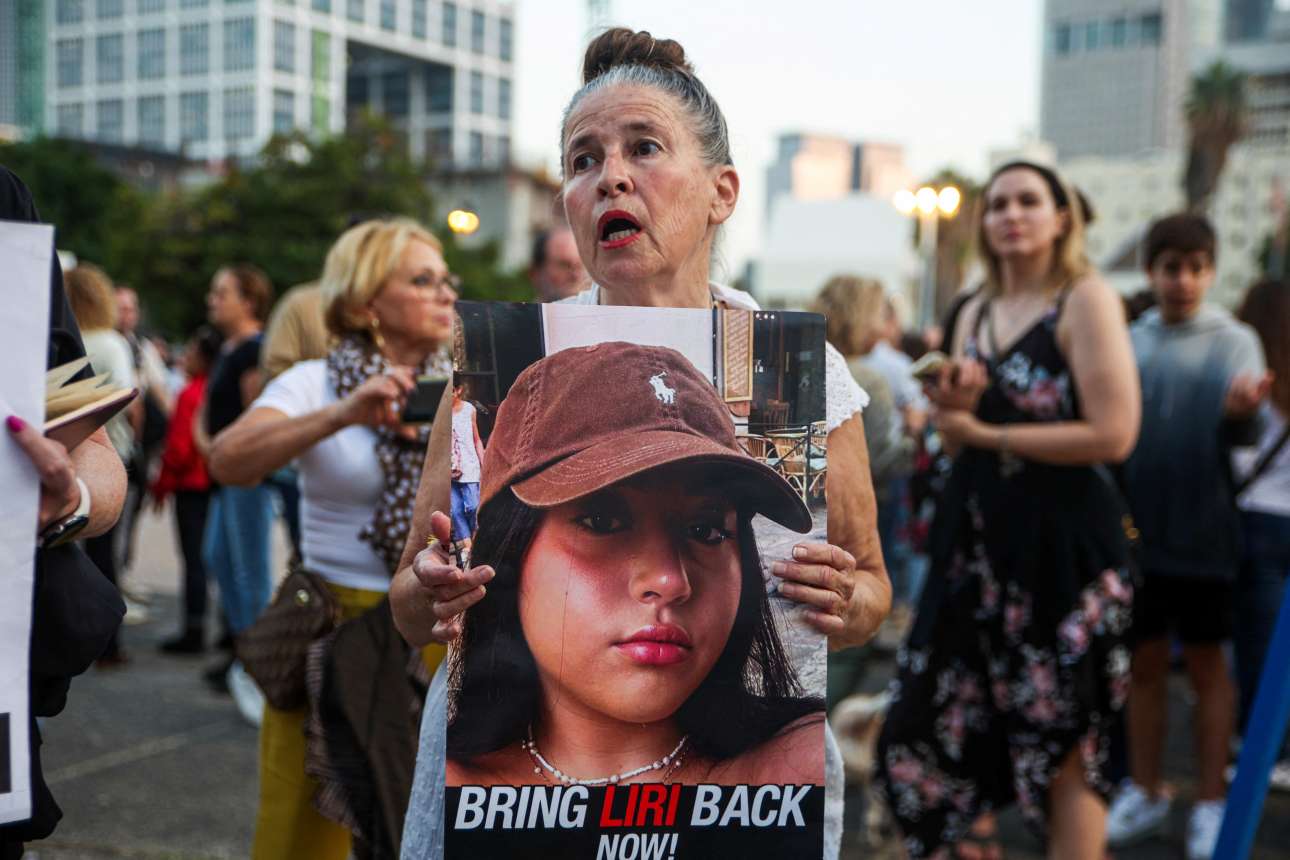 Στα πρόσωπα άλλων η αγωνία είναι έκδηλη