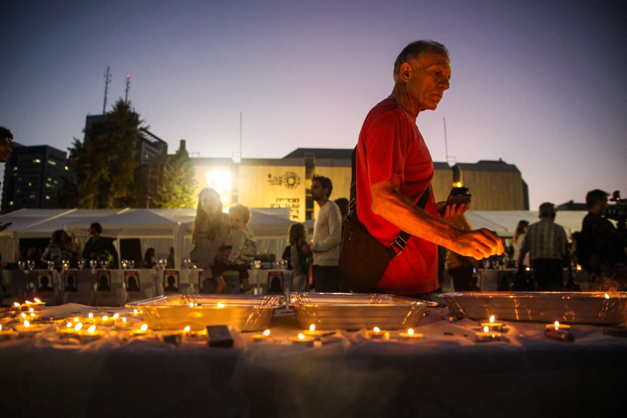 Για ακόμη μία ημέρα, αλλά αυτή τη φορά εν αναμονή ενός χαρμόσυνου γεγονότος, δεκάδες τα αναμμένα κεριά στο Τελ Αβίβ